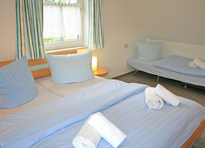 Schlafzimmer aufgebettet für 3 Personen
