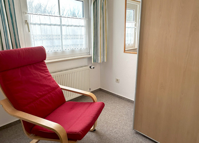 Schwingstuhl, Spiegel, Kleiderschrank