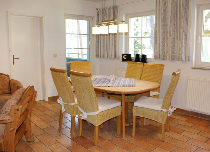 Esstisch mit 6 Stühlen (Kinderhochstuhl vorhanden)