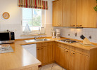 Küchenbereich mit 4-Platten Kochmulde, Kaffeemaschine, Backofen, Toaster, Wasserkocher, Kühlschrank mit Gefrierfach, Geschirrspüler