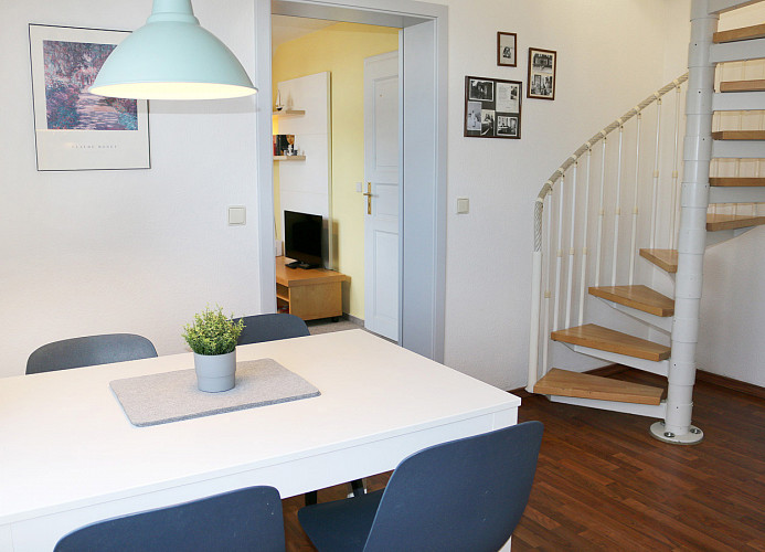 Wendeltreppe zum Obergeschoß mit offenem Scchlafzimmer