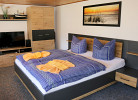 großes Doppelbett im Wohn-/Schlafbereich