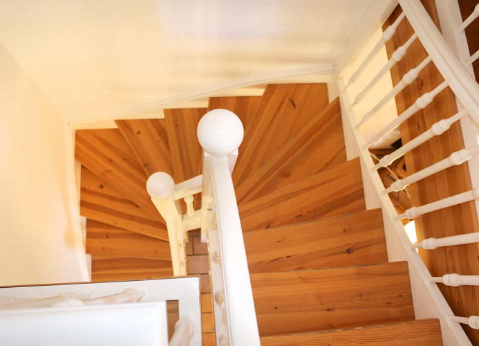 offene Treppe als Verbindung der beiden Etagen (Ober- und Dachgeschoss)