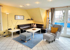 gemütliche Couch und Zugang zum Balkon