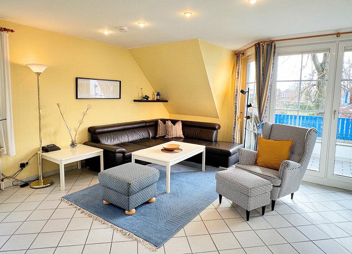 gemütliche Couch und Zugang zum Balkon