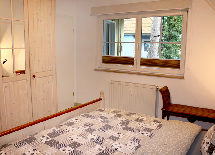 und großem Kleiderschrank