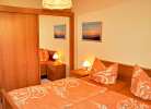 Schlafzimmer mit Doppelbett und Kleiderschrank