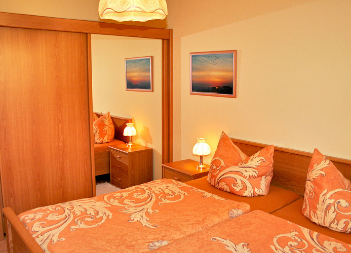 Schlafzimmer mit Doppelbett und Kleiderschrank