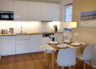 Esstisch mit Platz für 4 Personen im modernen Küchenbereich (Geschirrspüler, Backofen, Mikrowelle usw.)