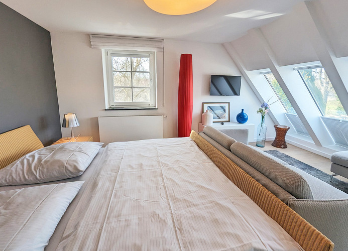 Bett, Couch und weiterer TV