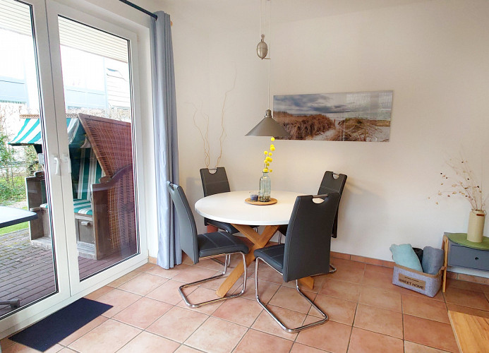 Esstisch mit 4 Stühlen im Wohnzimmer 