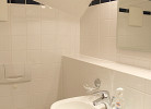 Bad mit Waschbecken und WC