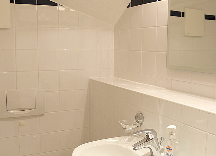 Bad mit Waschbecken und WC