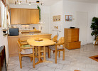 Wohnzimmer mit Küchenbereich und Essplatz