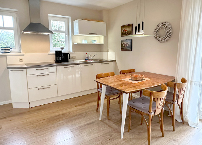 Küchenbereich mit Esstisch, Geschirrspüler, Cerankochfeld