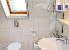 zweites Bad im oberen Bereich mit Dusche und WC
