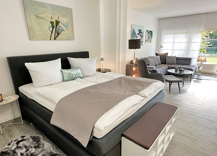 Bett mit durchgehender Matratze