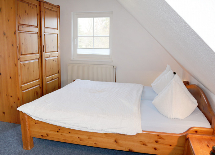 Doppelbett und Kleiderschrank im Schlafbereich