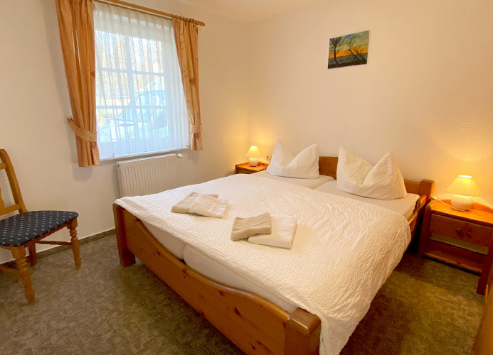 Schlafzimmer mit Doppelbett