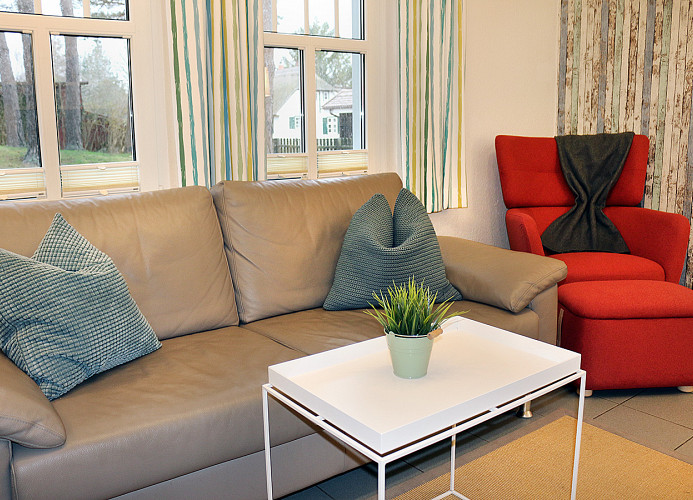 Couch und Relax-Sessel im Wohnzimmer