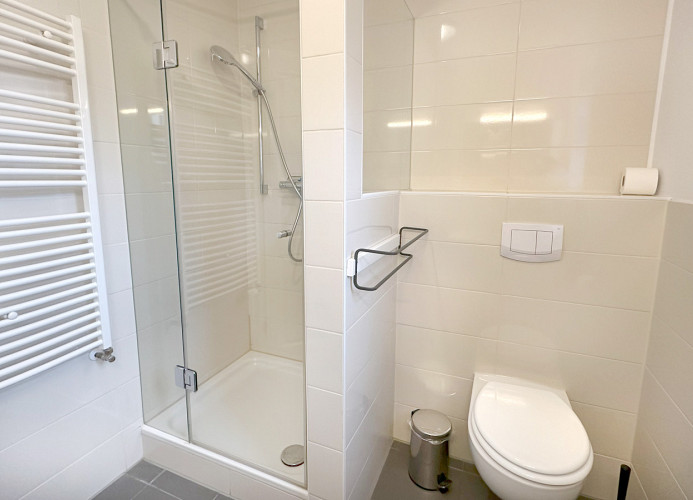 Bad mit Dusche und WC