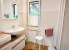kleines Bad mit Dusche und WC