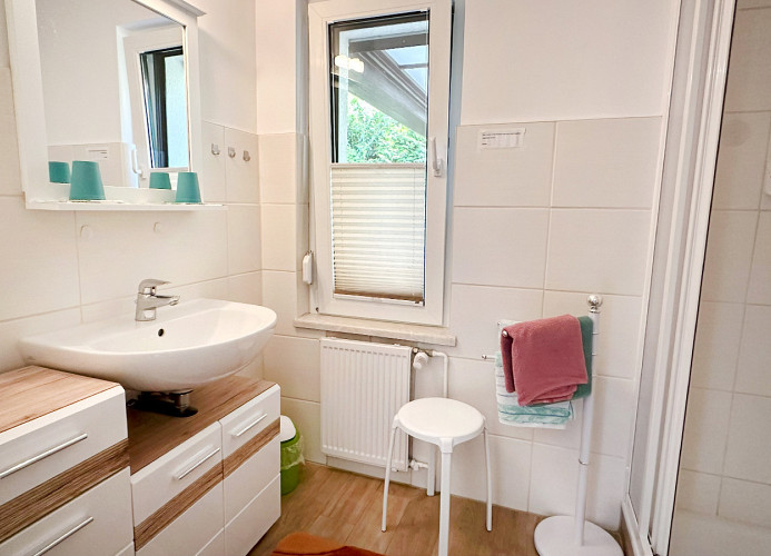 kleines Bad mit Dusche und WC