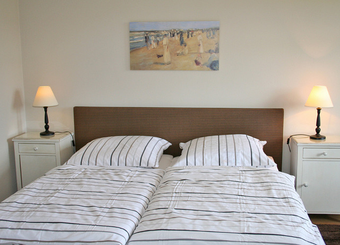 Schlafzimmer mit Doppelbett + Kleiderschrank