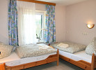 zweites Schlafzimmer mit 2 Einzelbetten, Kleiderschrank, Tisch mit 2 Stühlen - ideal als Kinderzimmer