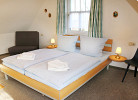 Schlafzimmer mit Doppelbett im Dachgeschoss (Bettwäsche & Handtücher sind vorhanden)