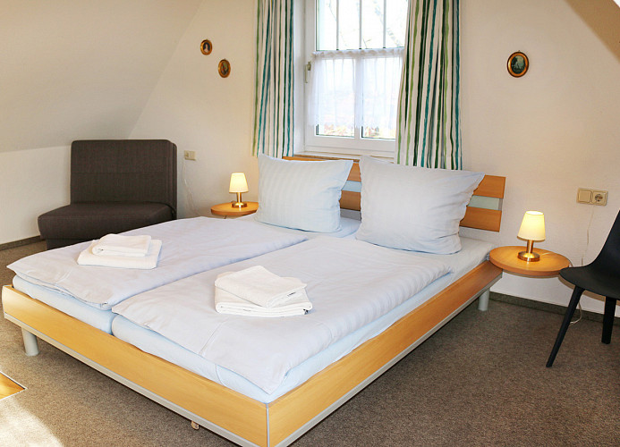 Schlafzimmer mit Doppelbett im Dachgeschoss (Bettwäsche & Handtücher sind vorhanden)