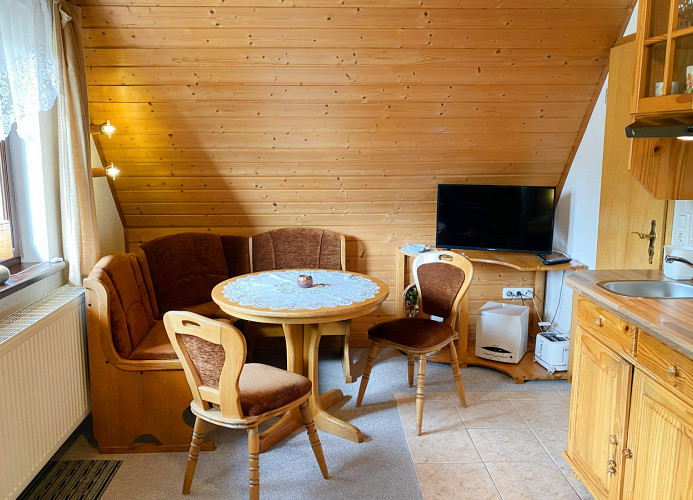 Essbereich mit Anrichte und Sat-TV