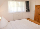 Schlafzimmer mit Doppelbett und Schrank