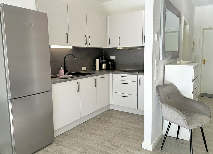 Küche mit großem Kühlschrank, Geschirrspüler, Waschmaschine usw.