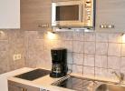 Mini-Küche mit 2-Platten Cerankochfeld, Kühlschrank mit ***Fach, Mikrowelle, Kaffeemschine, Geschirr usw.