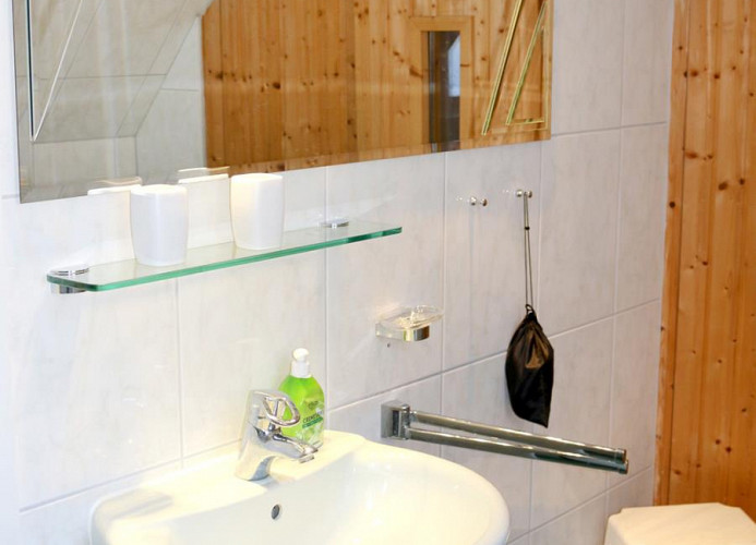 Waschbecken mit großer Spiegelfläche