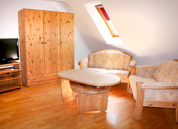 Sitzgruppe im Dachgeschoss mit Sat-TV