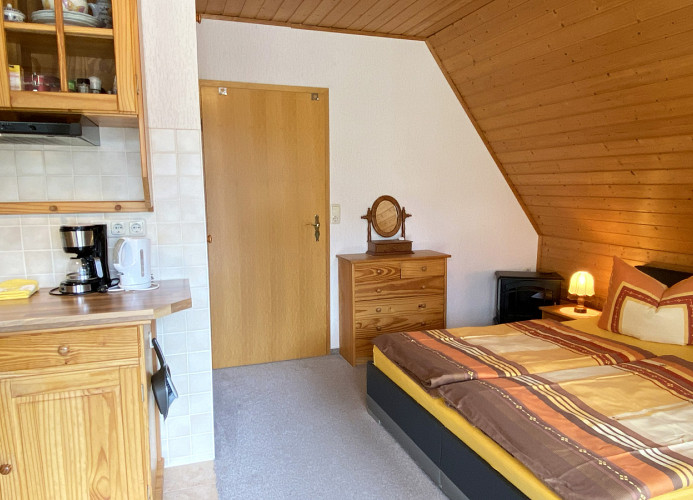 Wohn-Schlafraum mit Anrichte