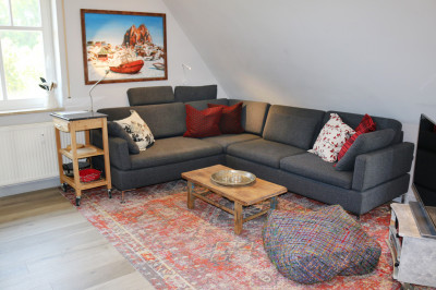 Wohnbereich mit Couch und TV