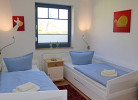 zweites Schlafzimmer mit 2 Einzelbetten und kleinem Kleiderschrank - ideal als Kinderzimmer