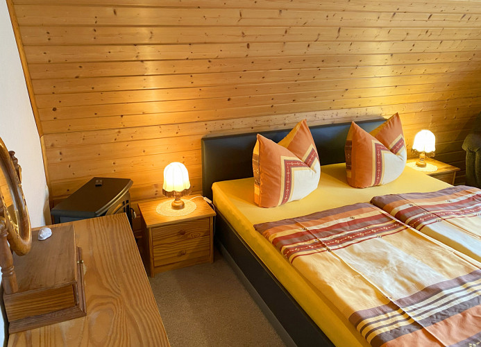 Doppelbett im Schlafbereich