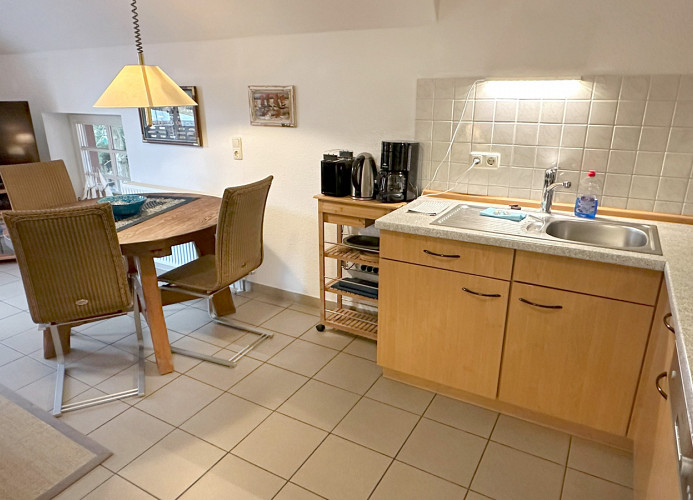 Küche im Wohnbereich mit rundem Esstisch