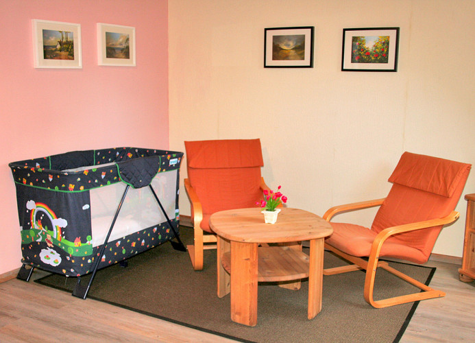 kleine Sitzecke im Schlafzimmer II (ein Kinderreisebett ist vorhanden)