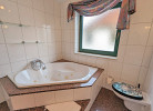 großes Bad mit Eckbadewanne (ohne Whirlfunktion)