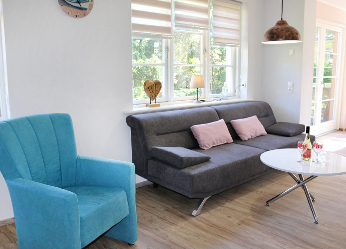 Wohnbereich mit Couch und Sessel