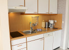 Küchenzeile mit Kühlschrank, Geschirrspüler, Kaffeemaschine, Wasserkocher, Toaster, ausreichend Geschirr