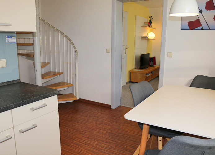 Küche mit Esstisch und Wendeltreppe zum Dachgeschoss