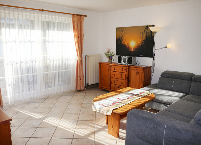 große helle Fensterfront zur Süd-Terrasse