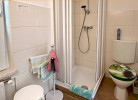 Dusche und WC im Bad