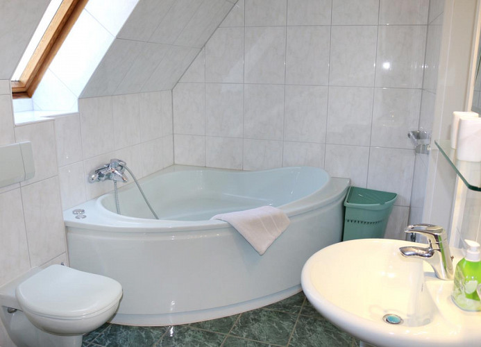 Eckbadewanne mit Whirl-Funktion und WC